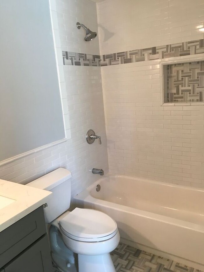 Building Photo - Immaculate N Tacoma 3bdr 2bath with full s...