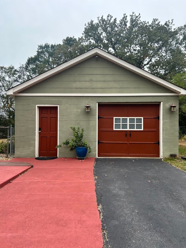 Building Photo - 3 Bed | 2 Bath Charmer | Detached Garage |...