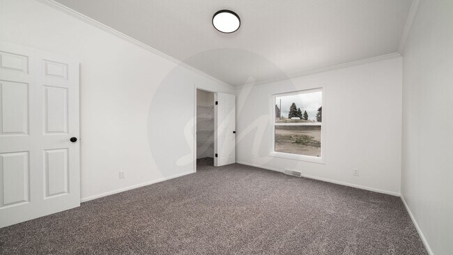 Building Photo - Spacious 4 Bedroom Near Woodman & Black Fo...