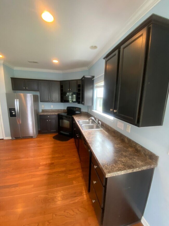Building Photo - Beautiful 3 bed 2.5 bath/ Screened Porch/ ...