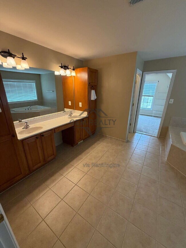 Building Photo - 10410 Silver Creek Ct