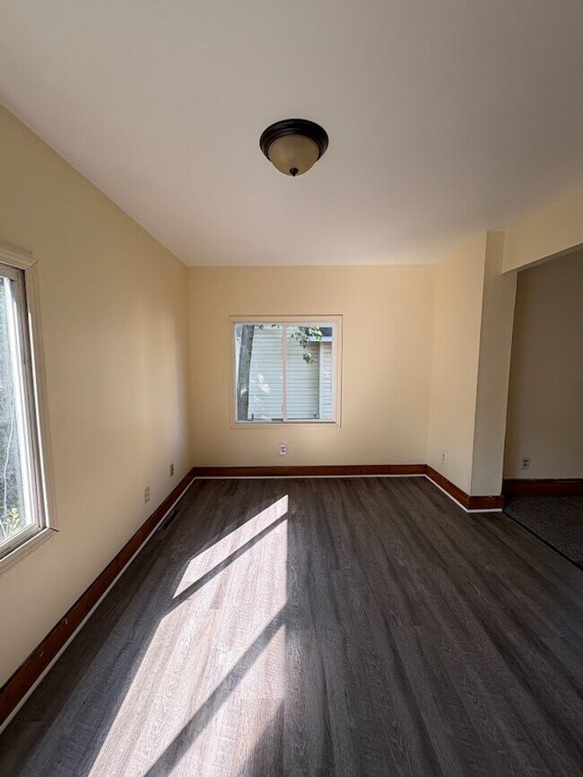 Building Photo - Three bedroom one bathroom home for rent