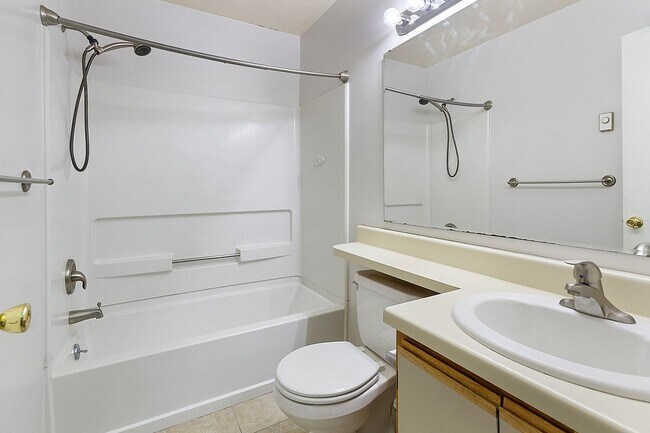 Building Photo - 2 Bed/2 Bath with loft. Close to Campus On bus line.