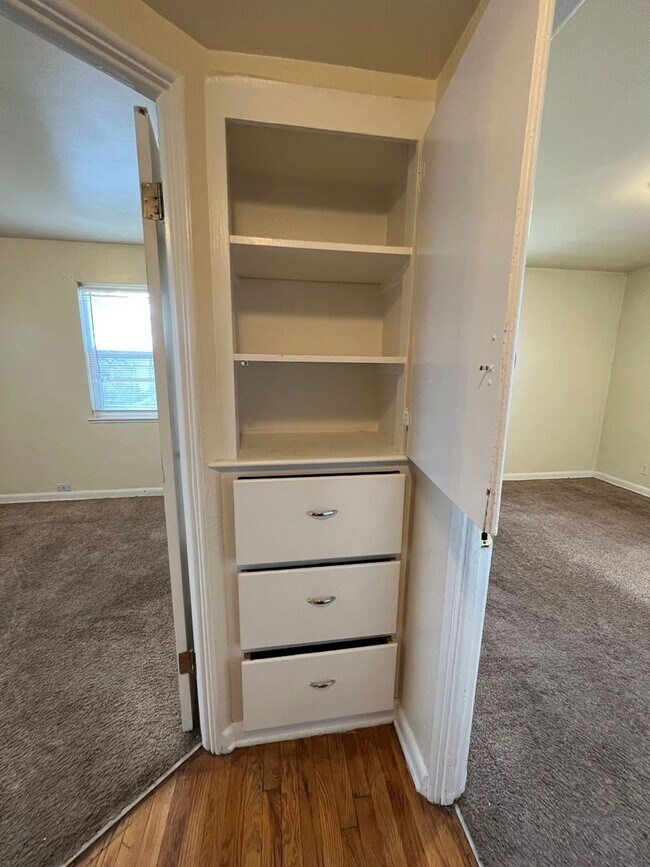 Building Photo - 2 Bedroom/ 1 Bathroom Upper Unit in Delmar...