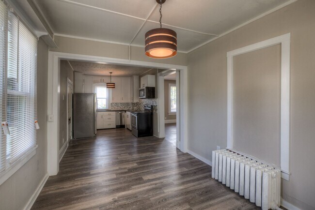 Building Photo - 5 Bedroom 2.5 Bath Midtown Home