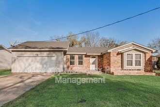 Building Photo - 1303 S Medora St