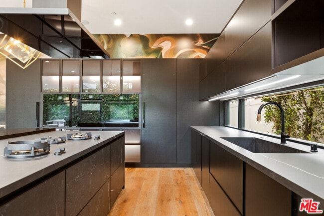 Building Photo - 738 N Harper Ave