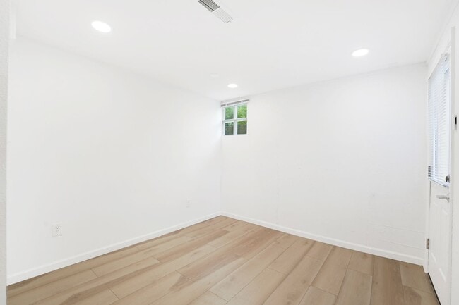 Building Photo - Cape Cod Gem-w/MIL-PRICE DROP!