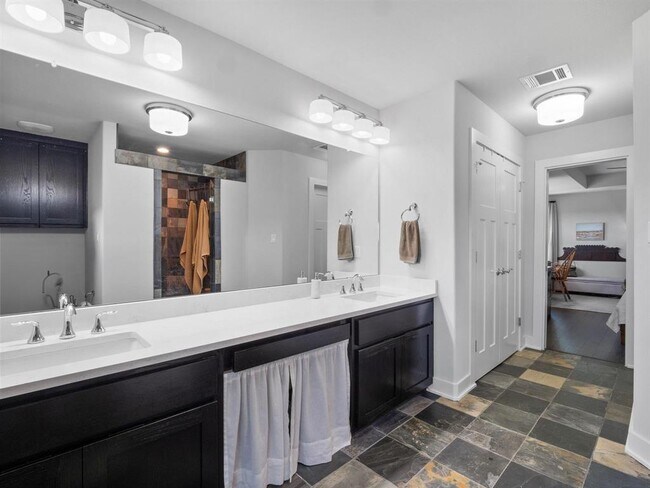 Building Photo - 10103 Twin Lake Loop