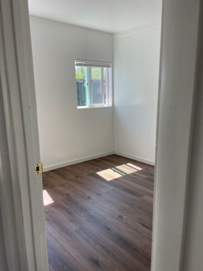 Building Photo - El Camino Real 6