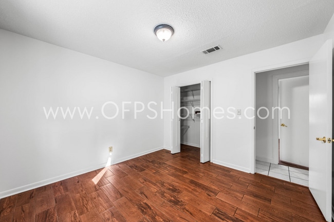 Building Photo - AVAILABLE NOW... 3/2 in Destin!!
