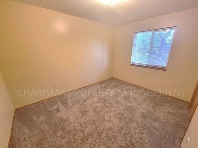 Building Photo - COZY 3 BD, 2 BA HOUSE IN NORTHWEST SIOUX FALLS!