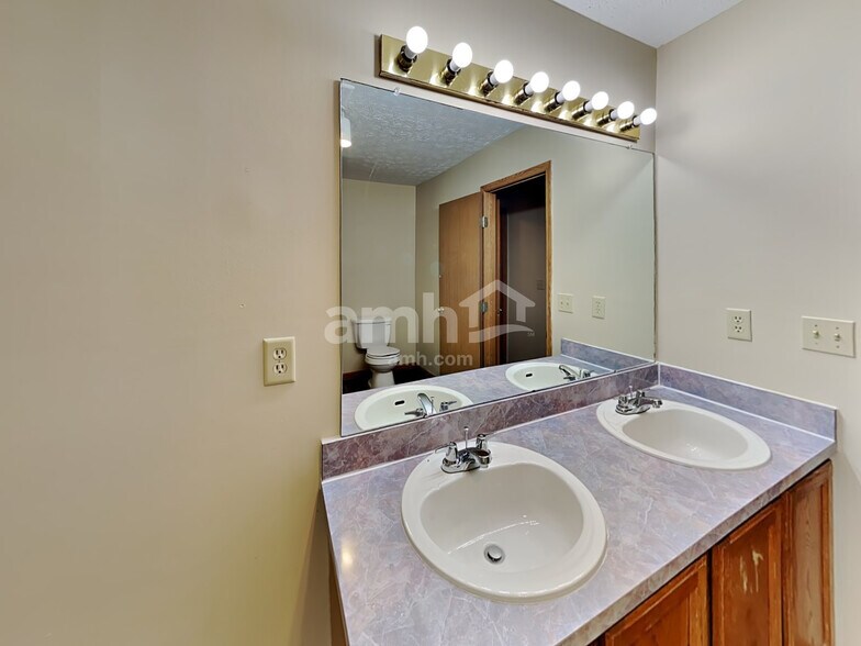 Building Photo - 8438 Lucerne Dr
