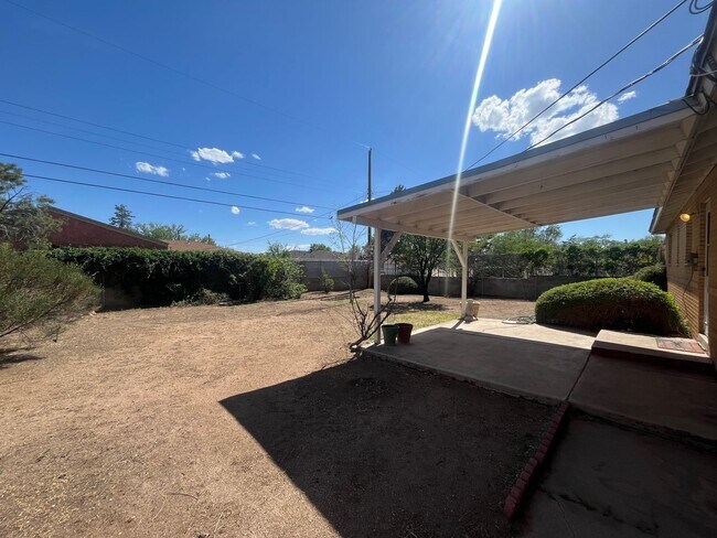 Building Photo - Quaint 3 Bedroom 2 Bathroom Home In The NE!