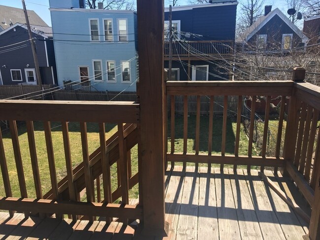 Building Photo - 643 Saratoga St