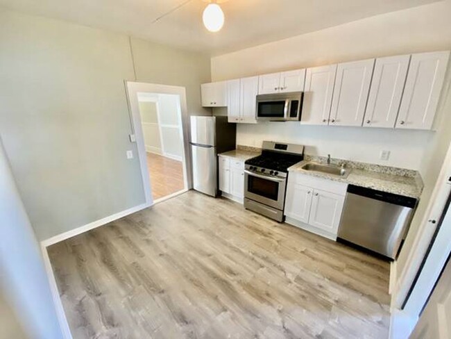 Building Photo - 2BR/1BA Edwardian with Renovated Kitchen &...