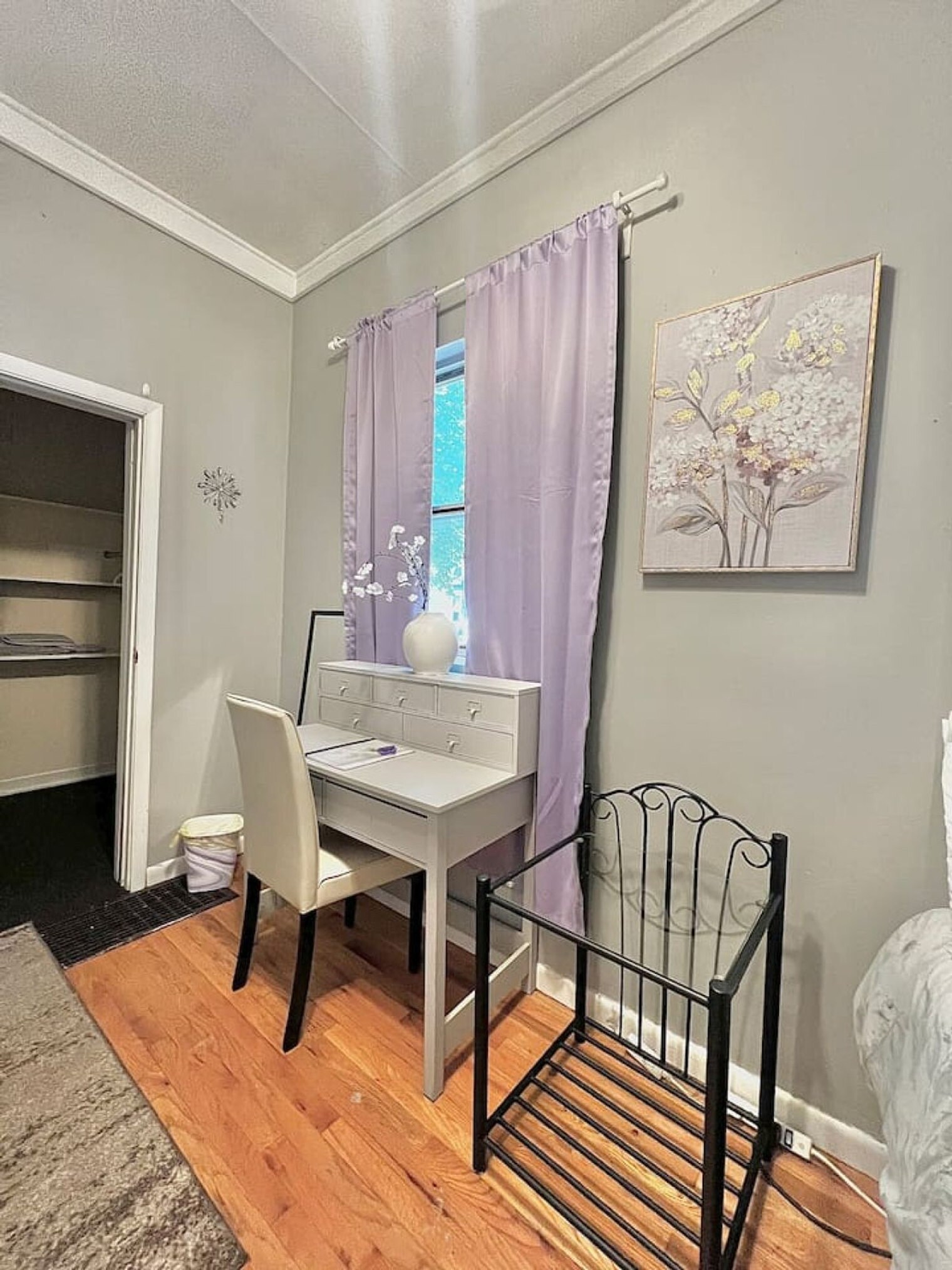 Building Photo - 1205 W Oakdale Ave