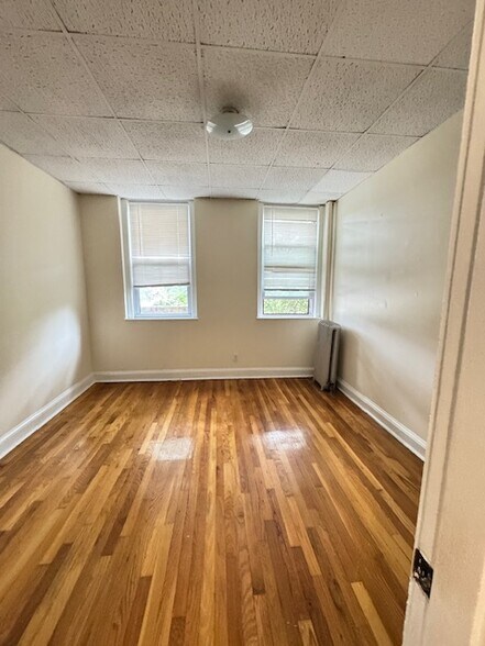 Building Photo - 390 Riverway