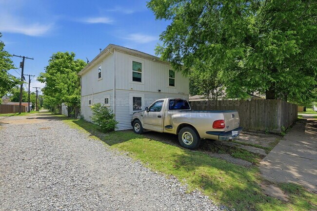Building Photo - 310 S Barrett Ave