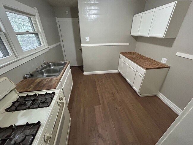 Building Photo - Cozy and freshly Updated North Toledo Home Near I-75 & Downtown