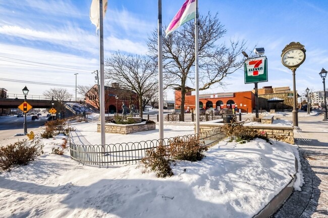 Building Photo - 42 N Park Ave