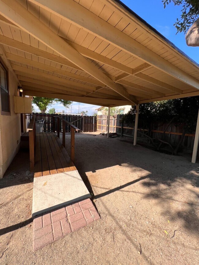 Building Photo - 3402 E Weldon Ave