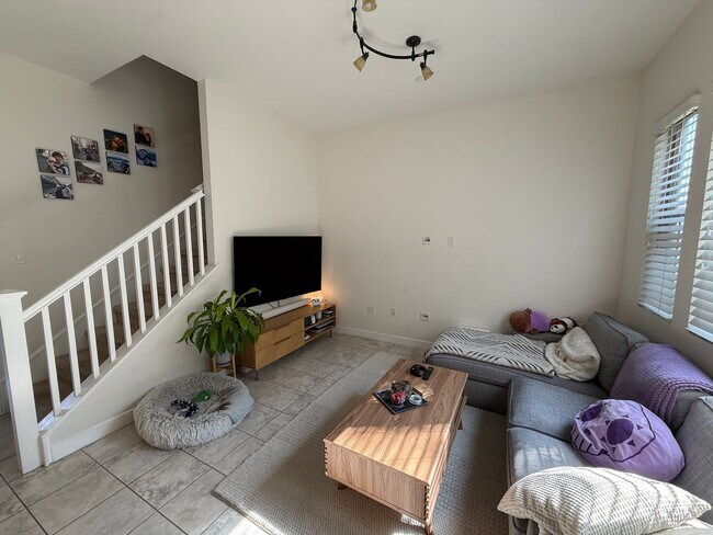 Building Photo - 3 Bedroom 2 Bath Unit