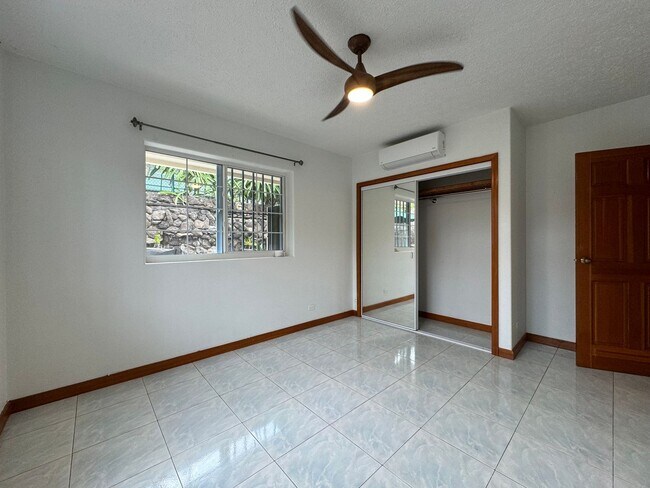 Building Photo - Salt Lake Area 2 bed 1 bath 1 parking Residential Neighborhood
