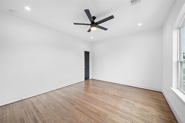 Building Photo - 1011 E 28th St