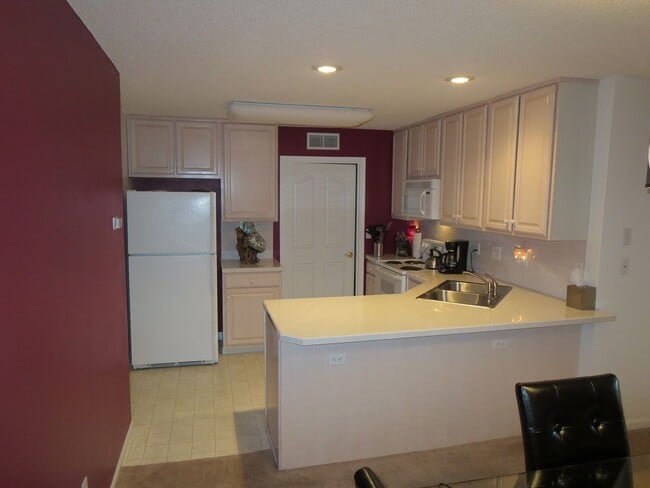 Building Photo - Spacious 2-Level Townhouse