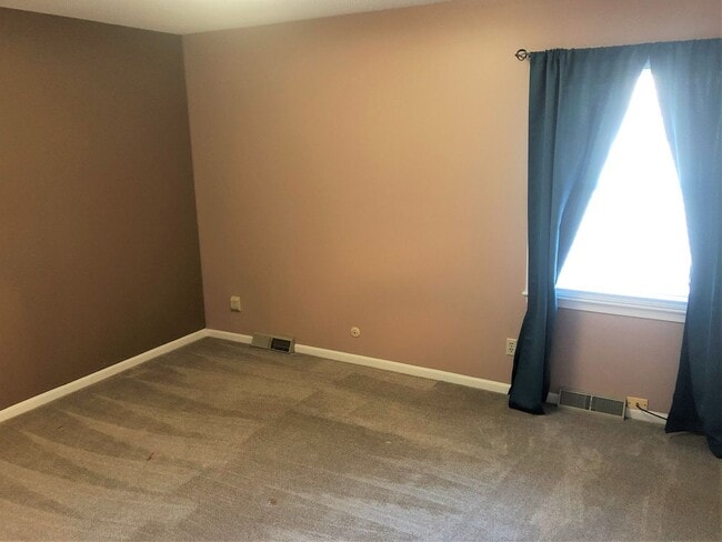 Building Photo - 4 Bed, 2 Bath House with 2-Car GARAGE!!