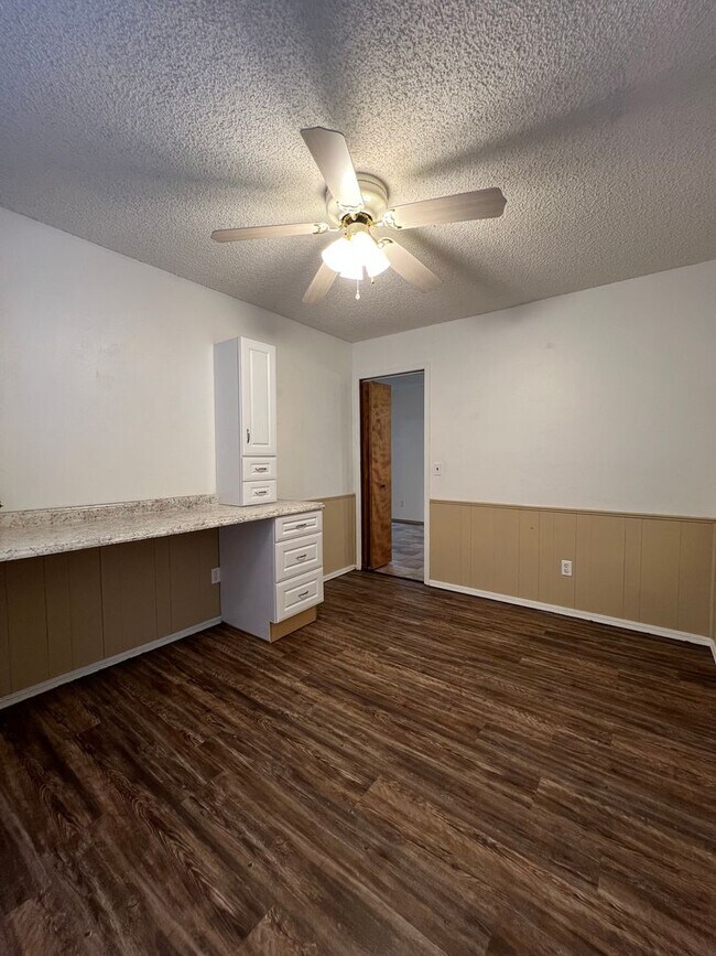 Building Photo - Spacious Home in Yukon- 3 bed, 2 ba, plus office space with built-in's