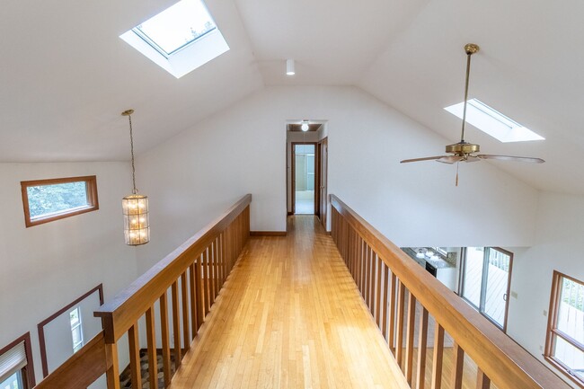 Building Photo - Beautiful Contemporary 3 Bedroom Home