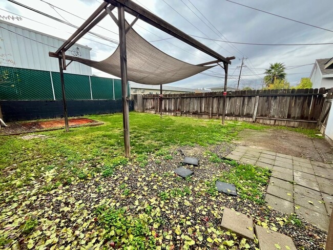 Building Photo - 1803-1805 Madrone Avenue