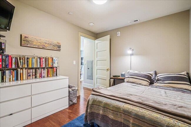 Building Photo - Great Luxury 3 Bedroom 2 Bath on H st NE! Offering half month free rent with a 12 month lease