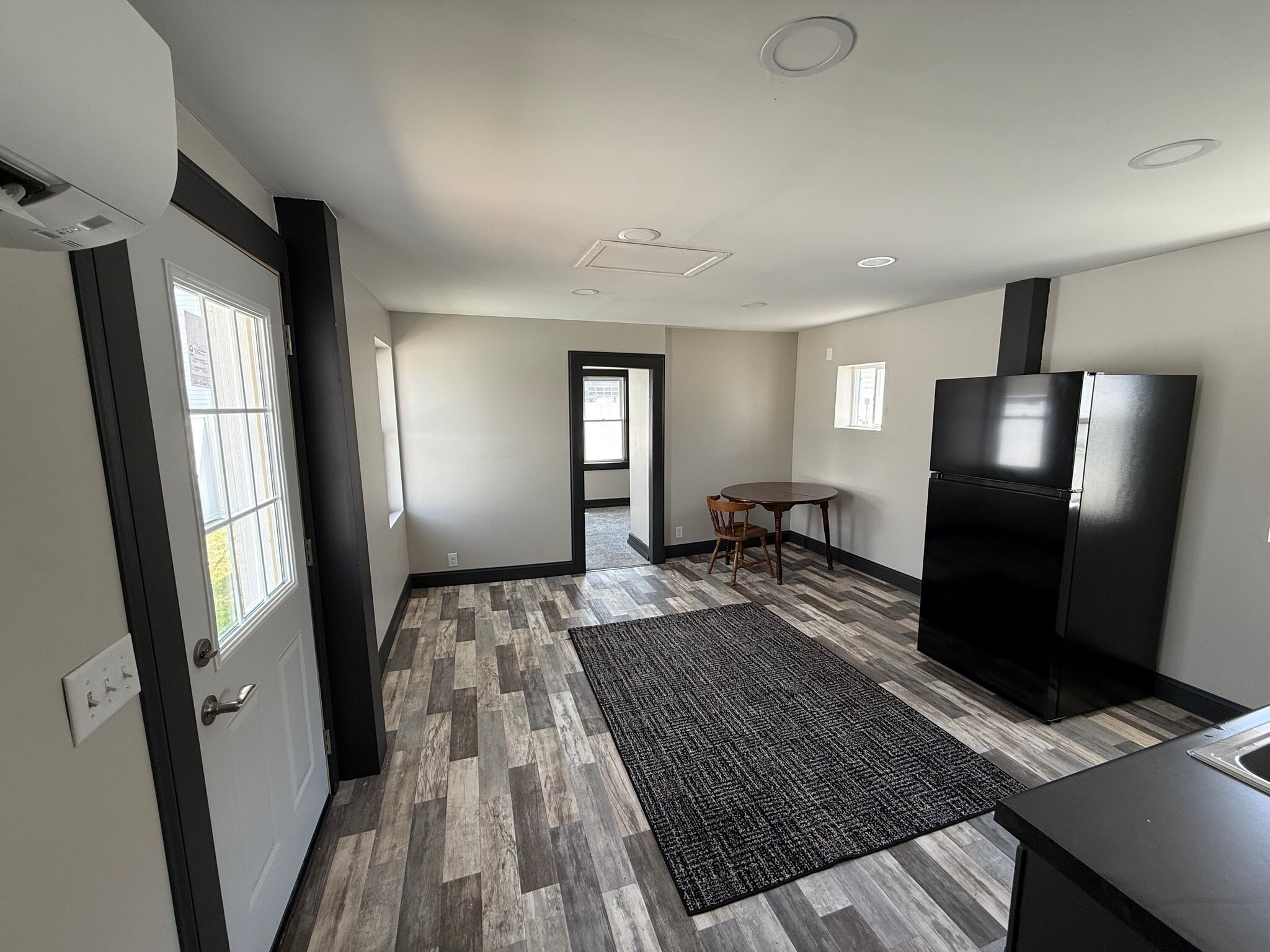 Building Photo - 710.5 W 8th St