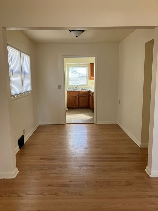 Building Photo - Single Family 3 Bedroom Home