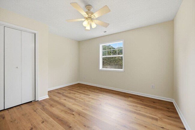 Building Photo - Updated 2BR Townhome in Prime Chapel Hill Location with Pool & Tennis!