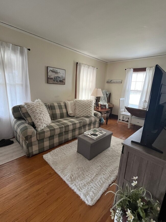 Building Photo - 206 Oak St