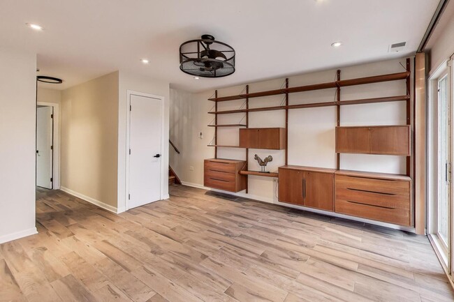 Building Photo - 2803 S Michigan Ave