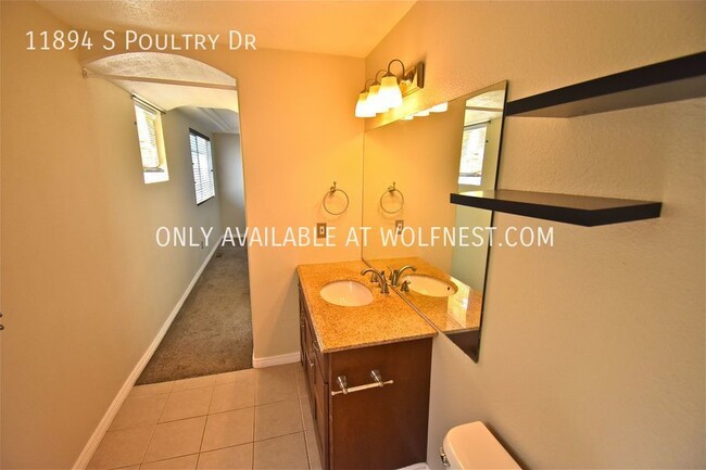 Building Photo - Beautiful 3 Bed Draper Top Floor Unit! No ...