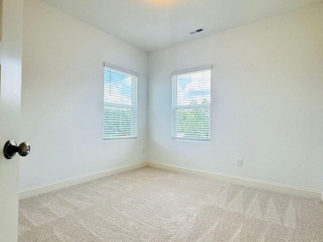 Building Photo - 4 Bedroom Townhome 2 Car garage - Wake Forest