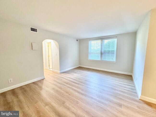 Building Photo - 22 S Old Glebe Rd