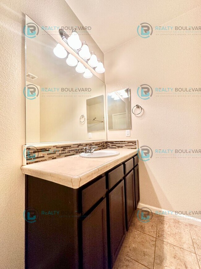 Building Photo - 3 Bedroom 2 Bathroom with Garage covered patio and beautiful yard!