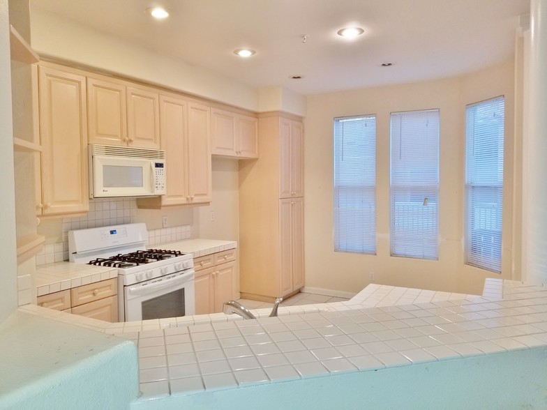 Kitchen w/breakfast area - 317 W Summerfield Cir