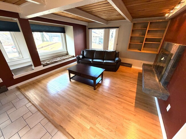 Building Photo - Stunning 2 Bed 1 Bath Condo Close to Downt...