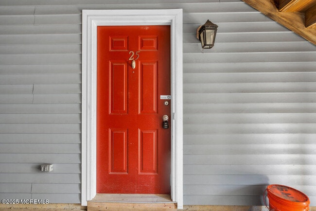 Building Photo - 25 Jockey Ln