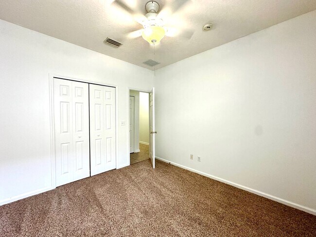 Building Photo - Beautiful 4/3, Amenities Galore! Located i...