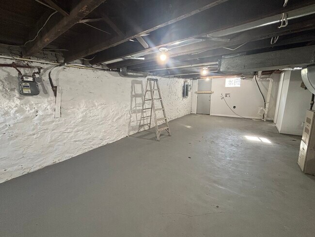 Building Photo - 410 N Loudon Ave