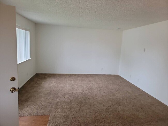 Building Photo - Single Story Manor Condominium Home